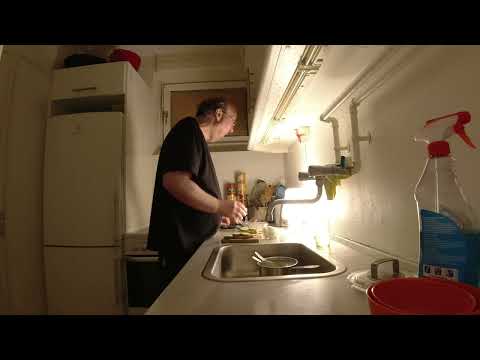 MongoTV_9702 - Del 1 - Spiser Ristet TOASTBRØD Med LEVERPOSTEJ og AGURK Klokken 3 TIRSDAG NAT