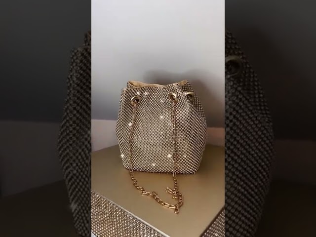 Vídeo relacionado con Cartera de Cuero Genuino de Metal Genuino con escorpión y Cadena de 50 cm de Largo y carabina