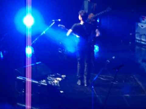 John Mayer Ties His Shoes - 2010-03-05