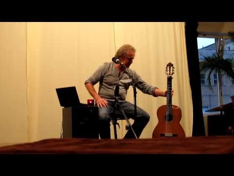 Singer-Songwriter Rainer Doering mit seiner Gitarre - Konzert in Berlin Bohnsdorf