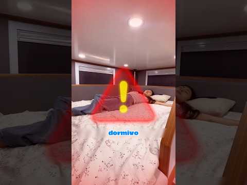 Ragazza scopre una casa segreta sul tetto e fugge subito 😱🚗