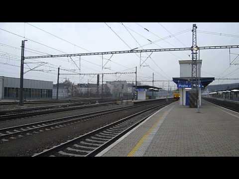 IC 1012 RegioJet projíždí "Praha - Libeň"