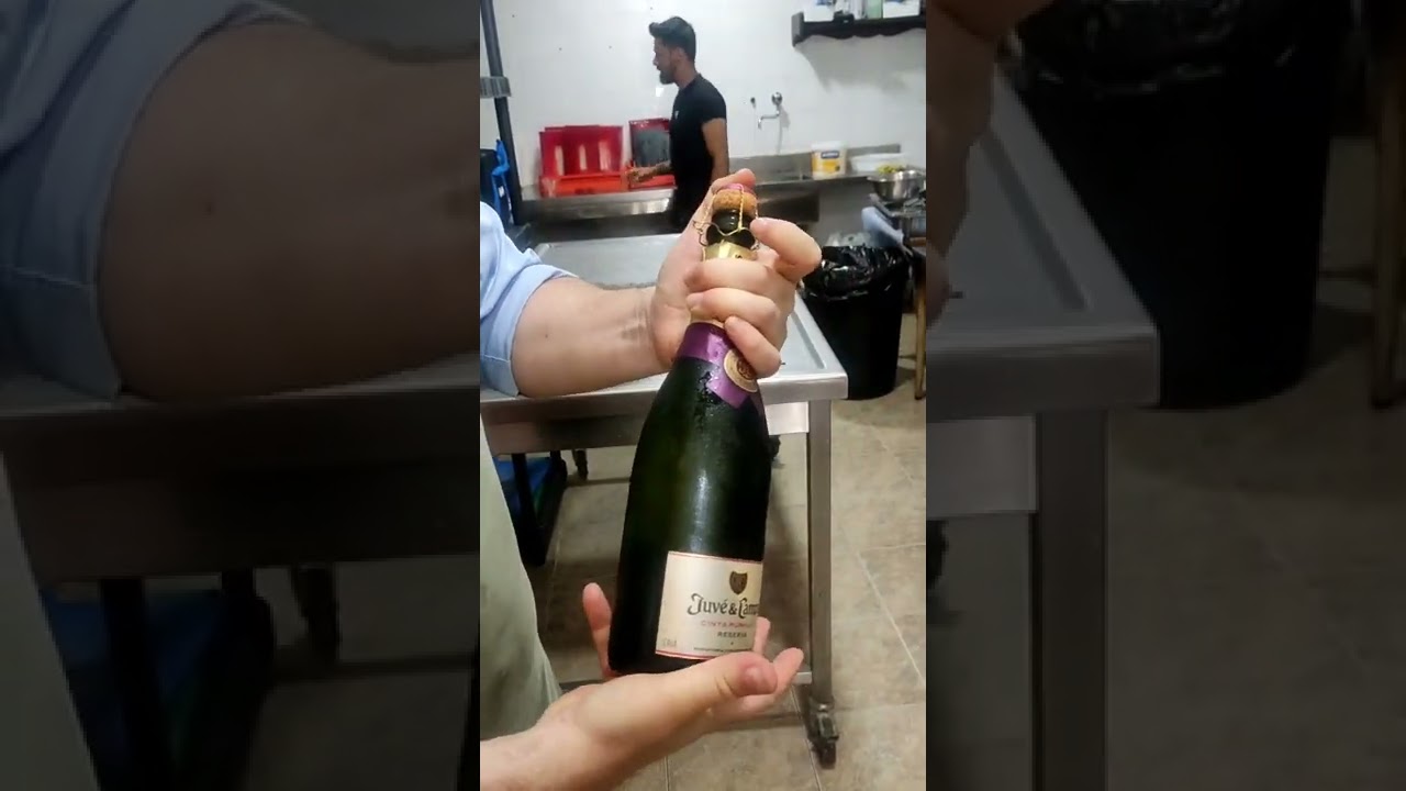 Watch Cómo abrir bien una botella de Cava Now Cómo abrir bien una botella de Cava