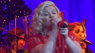 Kelly Clarkson&#39;s Miracle on Broadway &quot;MY FAVORITE THINGS&quot;