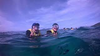 한국에서 온 두 명의 귀여운 친구가 나트랑 해변에서 수영을 하고 민 비치에서 휴식을 취했습니다.