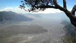 preview picture of video 'Perjalanan ke Puncak B29 Negeri Di Atas Awan Gunung Semeru'