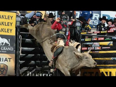 Mike Lee rides Tahonta's Magic Ride for his 500th ride (PBR)