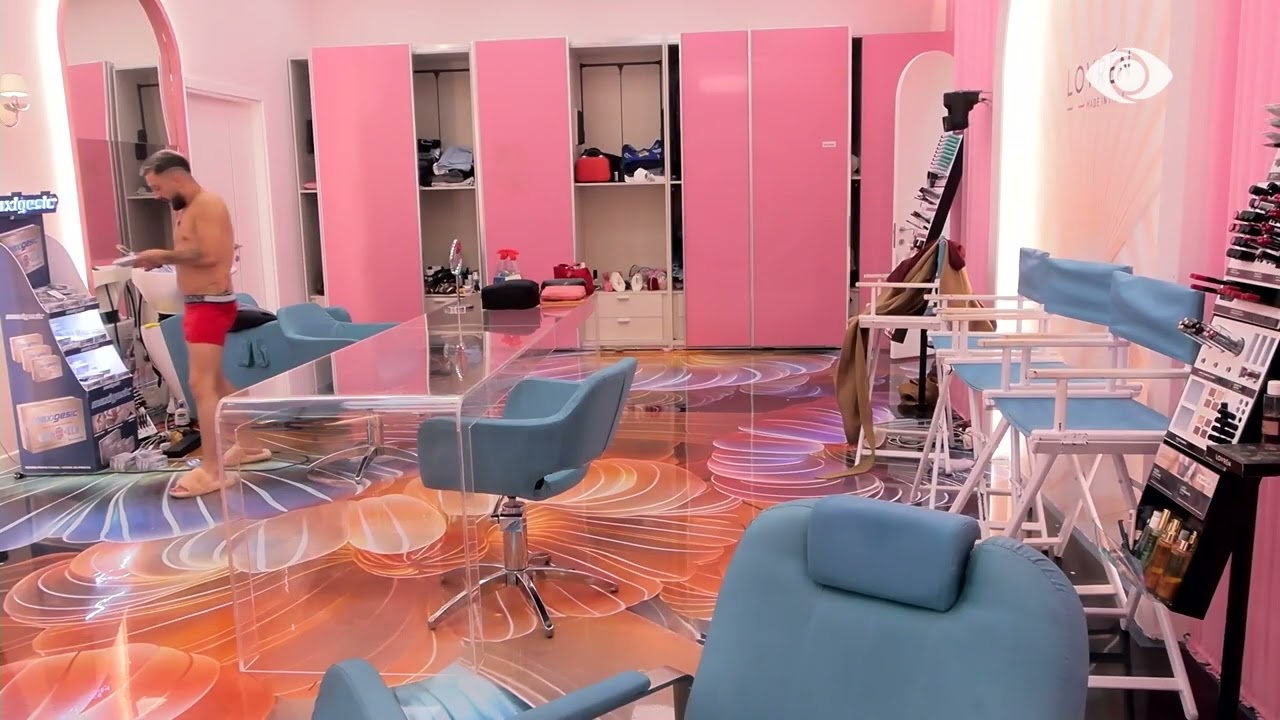 Gjesti fsheh paketat e cigareve në dhomën e grimit