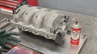 Gruntowne czyszczenie gniazd wtryskiwaczy w Mercedesie R107/C107