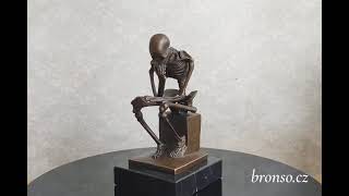 Myslitel – sedící kostra, bronzová soška s filozofickým motivem, umělecká dekorace