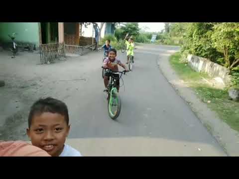 Bule jalan jalan di desa...