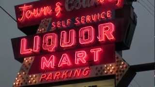 preview picture of video 'Town & Country Liquor Mart, Vintage Neon Sign Chicago'
