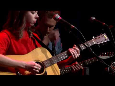 Sarah Jarosz - Take Me Back (eTown webisode #1075)