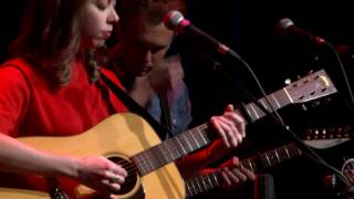 Sarah Jarosz - Take Me Back (eTown webisode #1075)