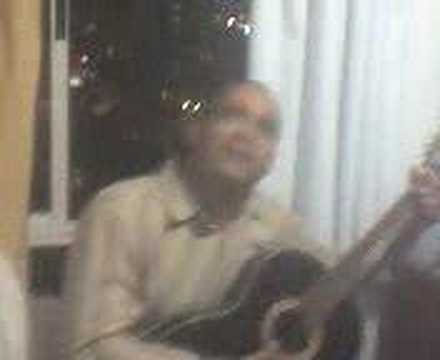 Fawell Solano cantando con Guitarra