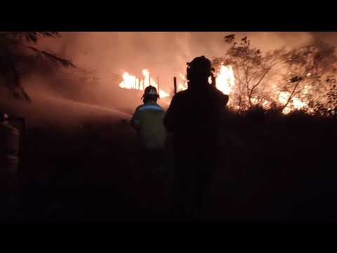 Defensa Civil coordinó el trabajo de sofocamiento y enfriamiento en las serranías de Valle Hermoso