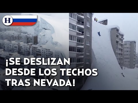 ¡Quedan sepultados por la nieve! Las impresionantes imágenes que dejó una tormenta de nieve en Rusia