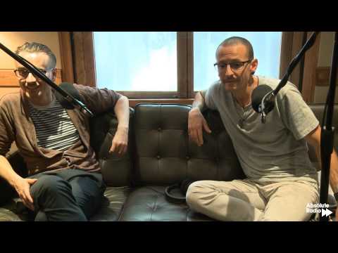 Chester Bennington catches fainting camerawoman