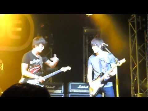CNBLUE Yonghwa and Jonghyun dancing together [CN Blue London]