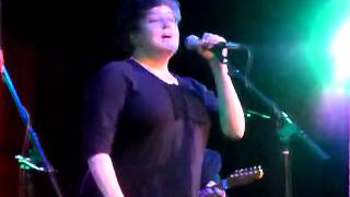 Kelly Hogan - Pass On By (with Terri Hemmert intro)