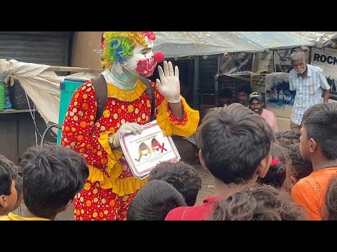 شاهد مهرج يساعد أطفال الأحياء الفقيرة في الهند على محاربة كورونا…