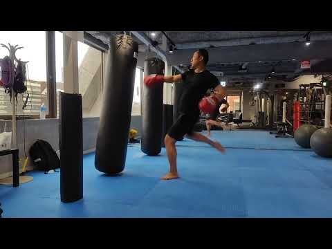 キックガードからの左ミドルキック or 右ローキック50本ずつ