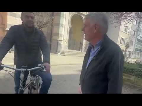 Man met fiets bedreigt Filip Dewinter op straat.