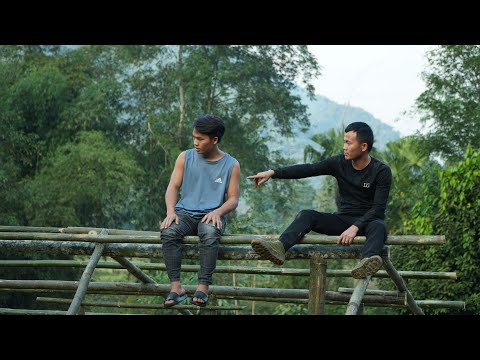 A strong friendship: Pao helped Mr. Thang complete the house frame