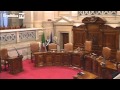 El coqueto baile de un guardia en el juicio a Berlusconi