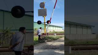 Download lagu Palang pintu kereta manual unik / manual railroad crossing 2023 / Spoorwegovergang / level crossing mp3