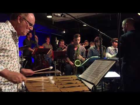 Gaststätte Zum Heissen Hirten com Jonas Schoen (composições e regência) e David Friedman (vibrafone)