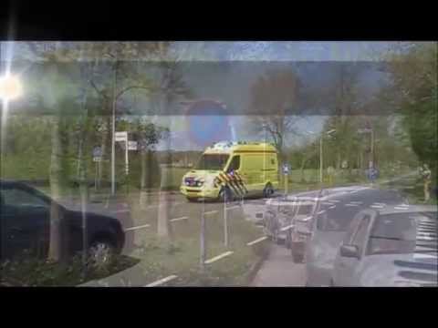 Otaris Ambulance 10-191 Alkmaar komt met spoed aan voor een dia aan de Sportlaan in Schoorl