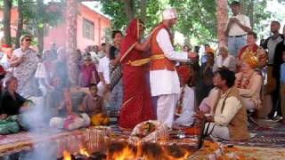 preview picture of video 'Hindu Marriage/Wedding Around The Fire Haidakhan BABAji Ashram India w OM NAMAH SHIVA Chant [4]'