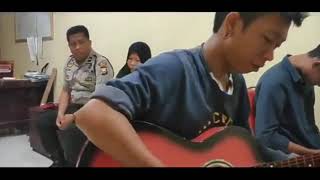 Download lagu Pengamen bersuara emas bikin nangis di kantor polisi Parepare mp3 Download lagu Pengamen bersuara emas bikin nangis di kantor polisi Parepare mp3