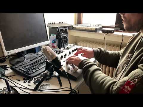 kurz jammen mit der Roland mc 303 Groovebox from the 90s