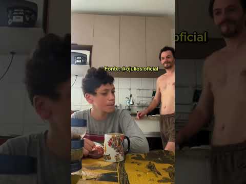 O PAI DELE QUIS FAZER A PEGADINHA DA CANECA VIRADA COM ELE E NÃO DEU MUITO CERTO 😂