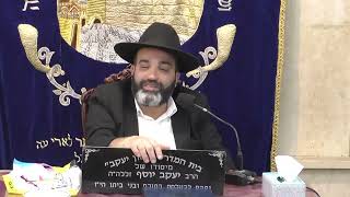 הרב אהרון שמאי  •  קריאת המגילה (בית הכנסת מוסאיוף) - התמונה מוצגת ישירות מתוך אתר האינטרנט יוטיוב. זכויות היוצרים בתמונה שייכות ליוצרה. קישור קרדיט למקור התוכן נמצא בתוך דף הסרטון