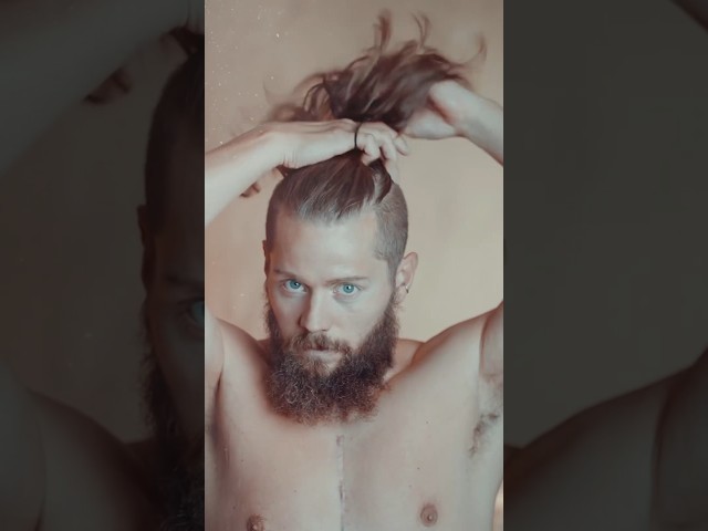 Vídeo relacionado con Topcosplay Conjunto de peluca y barba para hombre, estilo vikingo, pelo largo trenzado marrón con pelo facial, peluca medieval de pirata guerrero para cosplay