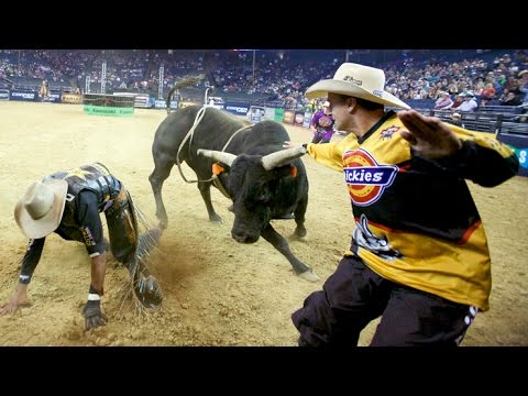 WRECK: Frank Newsom gets tossed after Bonner Bolton rides Dirt Devil for 88 points (PBR)