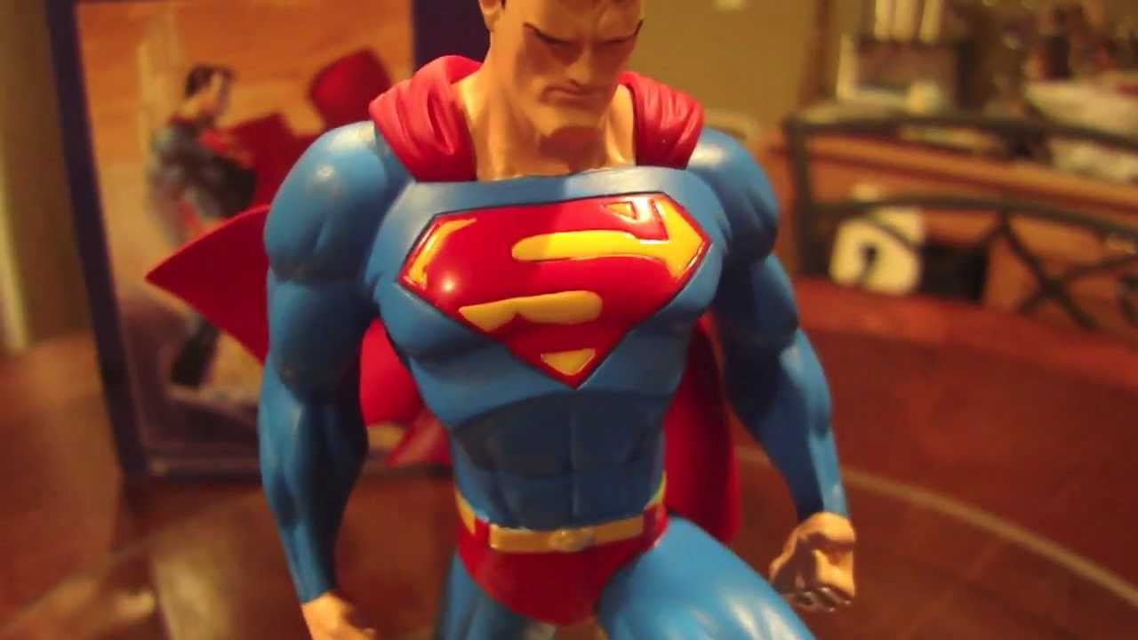 Superman Mini Statue based on Jim Lee's Artwork
