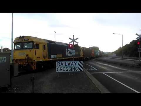 Level crossing - Wellington St w/ W'bool Freight Train [20k channel views + 50 sub special]