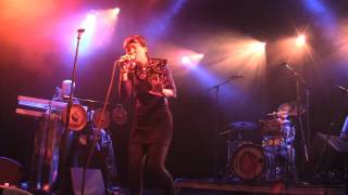 Little Dragon - &quot;Blinking Pigs&quot; (Live at The El Rey Theatre in Los Angeles 12-04-09)