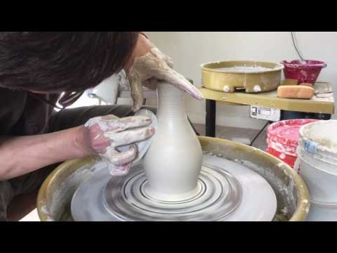 270. Throwing a Small Thin-necked Bottle with Hsin-Chen Lin 林新春 示範細頸瓶