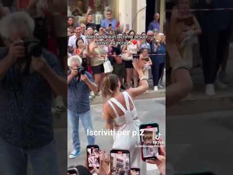 Alessandra Amoroso arriva a Lecce e si emoziona davanti ai fan #live #musica #concerto 💚