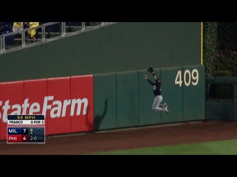 MIL@PHI: C. Gomez makes sensational grab at the wall