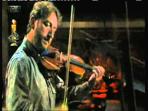 James Kelly plays Bonnie Kate and Jenny's Chickens