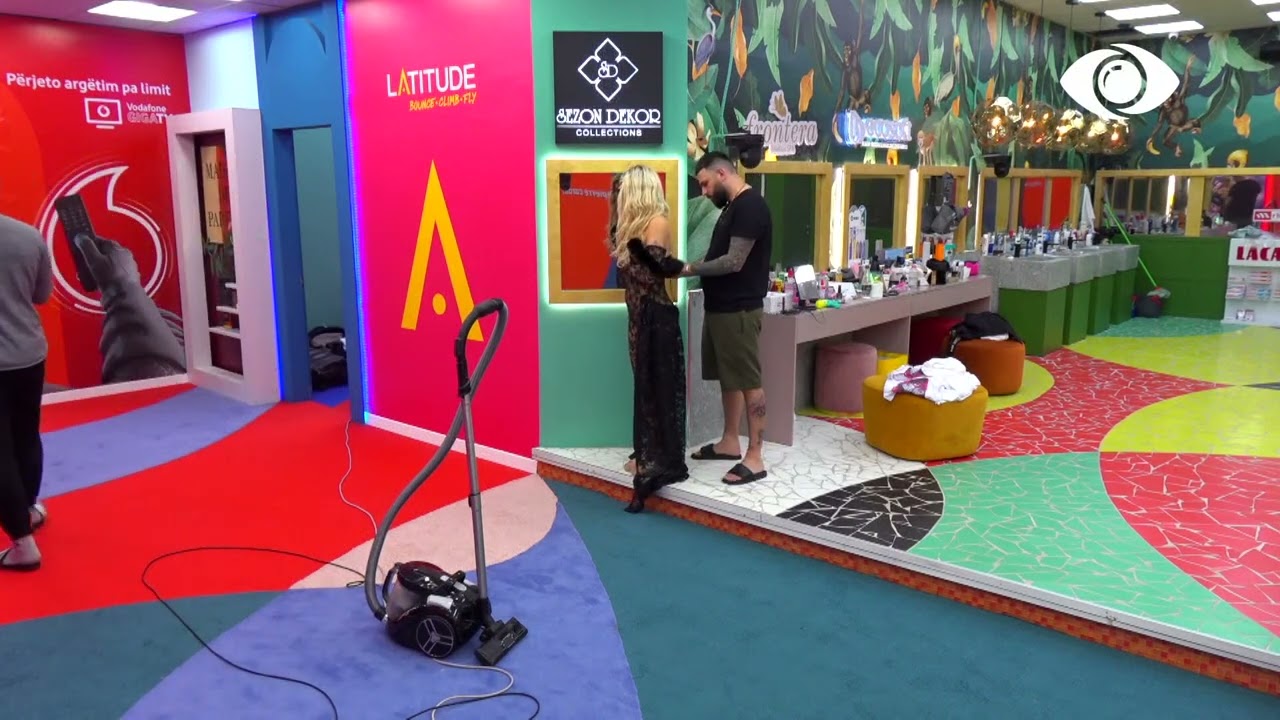 Lorenci ndihmon Keisin me përgatitjet përpara spektaklit