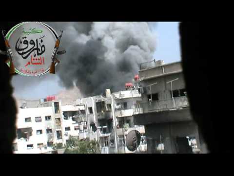 تصاعد أعمدة الدخان من الأبنية التي تتمركز بها قوات النظام نتيجة استهدافها من قبل عناصر كتيبة فاروق الشام في حي جوبر في مدينة دمشق