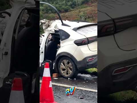 Motorista MORRE preso nas ferragens em acidente entre carro e caminhão na BR-116 em Capão Alto SC