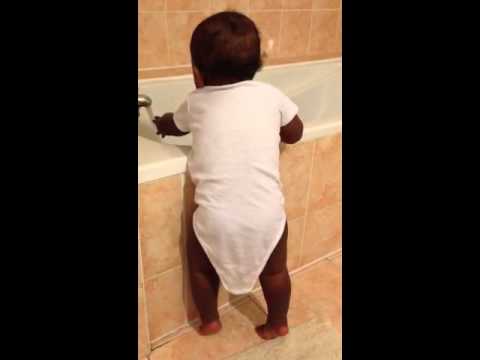 comment prendre bain bébé